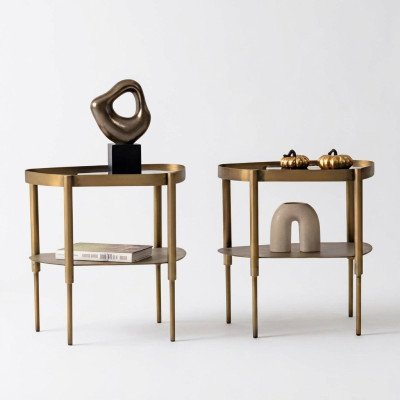 Beistelltisch-Duo aus Edelstahl – modern und mit eleganter Oberfläche.