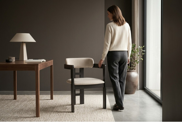 Eleganter Esszimmerstuhl aus Holz und Textil – zeitloses Design für Ihr