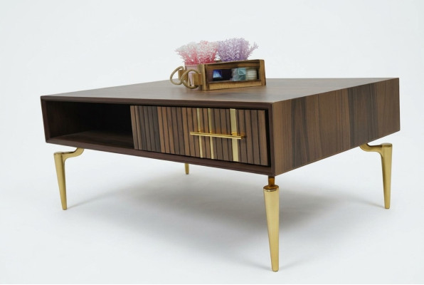 Stilvoller Couchtisch mit eleganten goldenen Beinen und Schublade