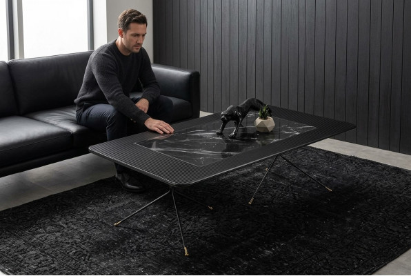 Moderner Couchtisch mit Metallbeinen, rechteckige Form in schwarzer Farbe