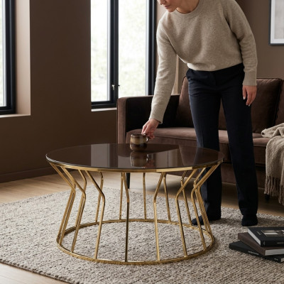 Runder Couchtisch aus Glas mit stabilem Metallgestell in Gold