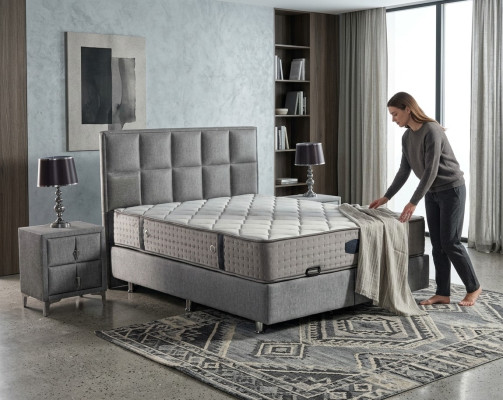 Graues Bett mit Matratze aus Textil und Edelstahl, modernes Design