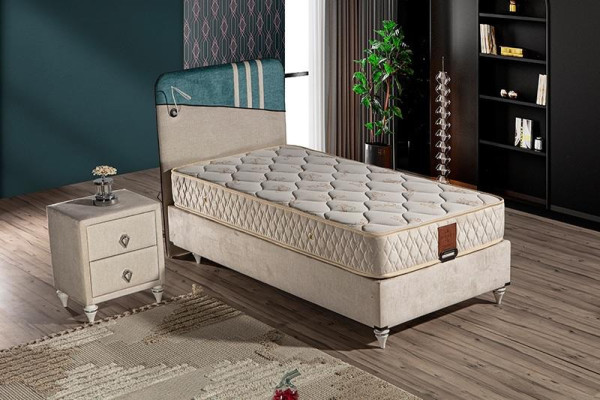 Modernes Bett mit Matratze aus Holz und Textil in Beige