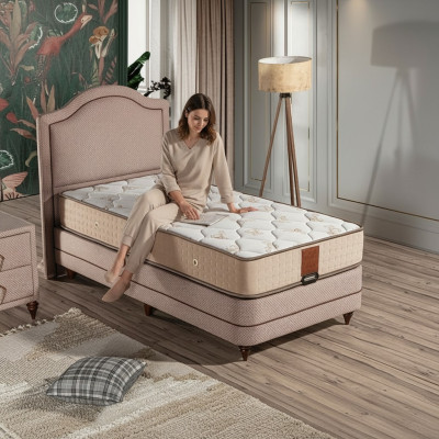 Elegantes Bett mit Matratze aus Holz und Textil in Beigetönen