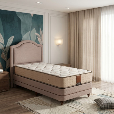 Elegantes Bett mit Matratze aus Holz und Textil in Beigetönen