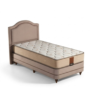 Elegantes Bett mit Matratze aus Holz und Textil in Beigetönen