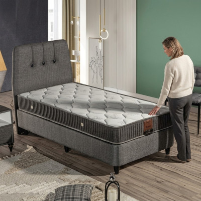 Modernes graues Bett aus Holz mit Textilpolsterung und Matratze