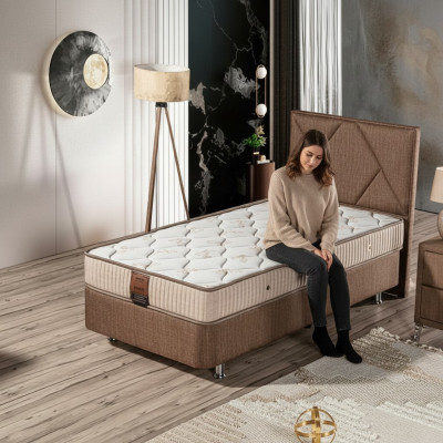 Elegantes braunes Bett mit Matratze aus Textil und Edelstahl