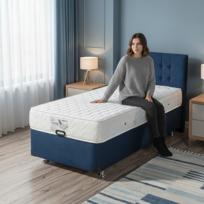 Blaues Bett mit Matratze aus Textil und Edelstahl