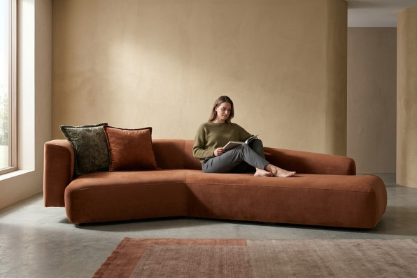 Sofa für das Wohnzimmer Interieur mit einem weichen Anziehungspunkt