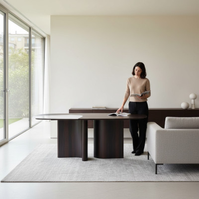 Eleganter Holztisch in Braun für Esszimmer im klassischen Stil