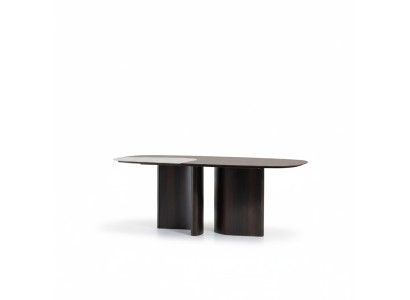 Eleganter Holztisch in Braun für Esszimmer im klassischen Stil
