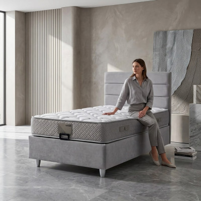 Elegantes graues Bett mit Matratze aus Textil und Holz