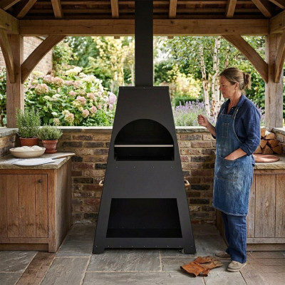 Schwarz Holz Grillkamin im eleganten Design für den Garten