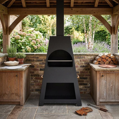 Schwarz Holz Grillkamin im eleganten Design für den Garten