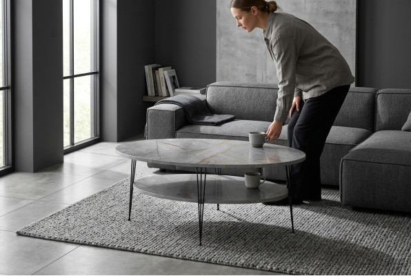 Moderner grauer Couchtisch aus Holz mit stilvollem Design