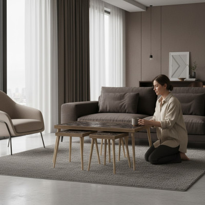 Eleganter brauner Holztisch-Set mit Couchtisch und Beistelltischen