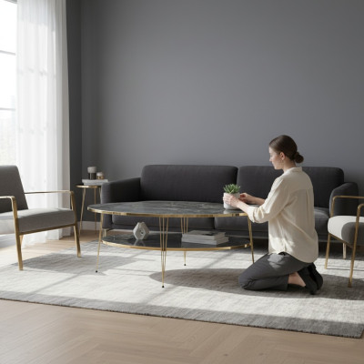 Moderner grauer Couchtisch aus Holz mit Edelstahlrahmen
