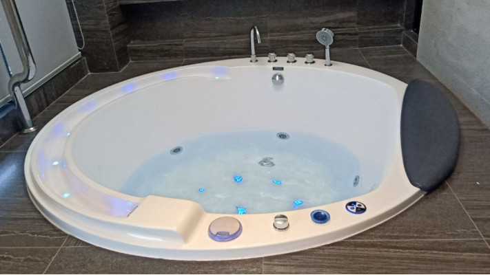 Whirlpool Blubberbad Hydromassagewanne Spa-Bad Whirlwanne 180x180 cm