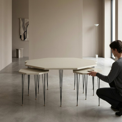 Moderner Beistelltisch aus Holz in Beige mit elegantem Design