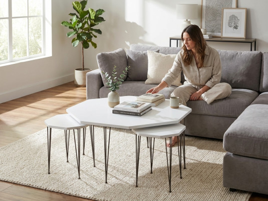 Eleganter weißer Holztisch mit modernem Design und Beistelltischen