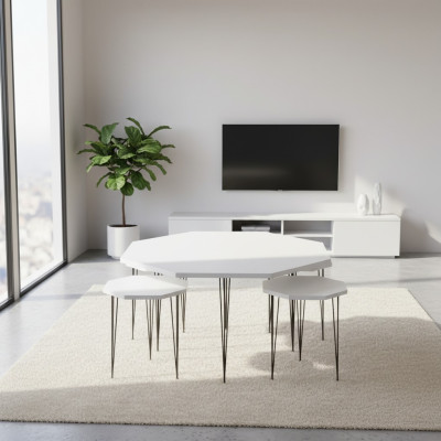 Eleganter weißer Holztisch mit modernem Design und Beistelltischen