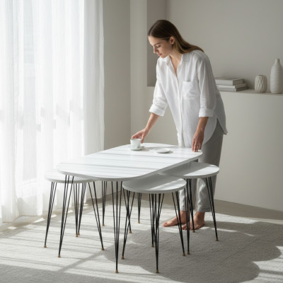 Weißer Holz-Couchtisch mit Beistelltischen im modernen Design