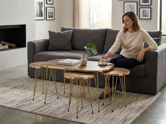 Eleganter brauner Holz-Couchtisch mit Beistelltischen im modernen Stil