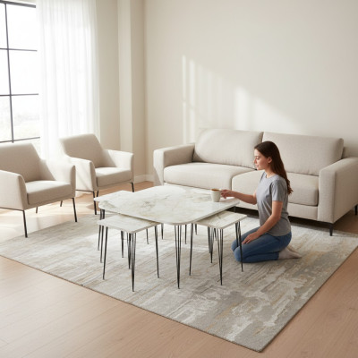Moderner Holz-Couchtisch mit buntem Design und Beistelltischen