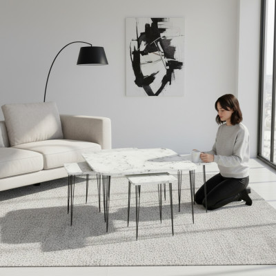 Eleganter weißer Couchtisch mit vier Beistelltischen aus Holz