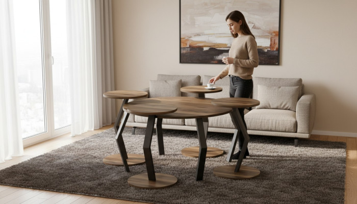 Eleganter brauner Holz-Couchtisch mit vier Beistelltischen in modernem