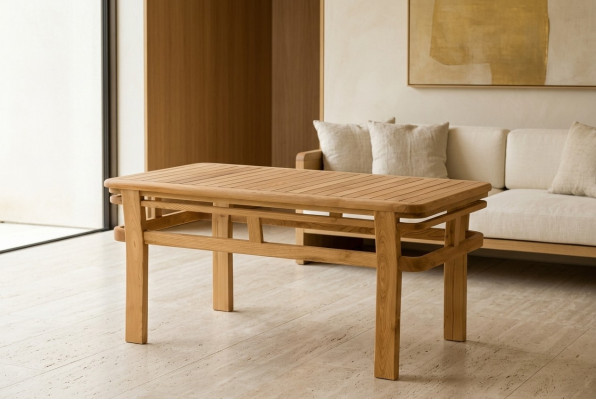 Holztisch in warmem Braun im eleganten Design