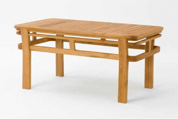 Holztisch in warmem Braun im eleganten Design