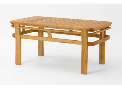 Holztisch in warmem Braun im eleganten Design