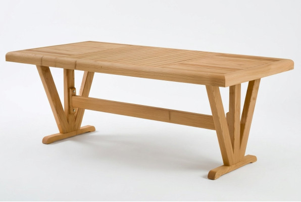 Eleganter Esstisch aus Holz in Braun für stilvolle Essbereiche