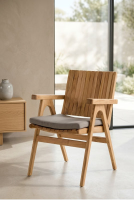 Eleganter Holzstuhl in Braun für Wohnzimmer und Esszimmer