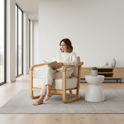 Beiger Stoff- und Holzsessel im modernen Design