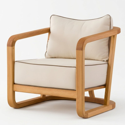 Beiger Stoff- und Holzsessel im modernen Design
