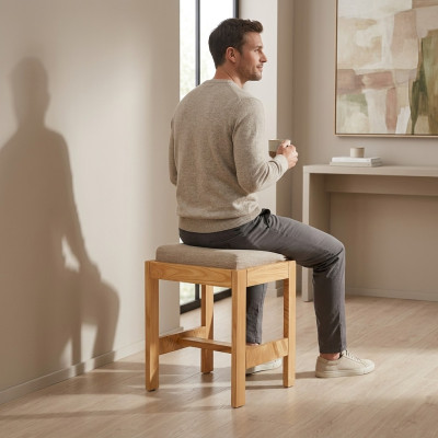 Brauner Holz Hocker modern, vielseitig und langlebig