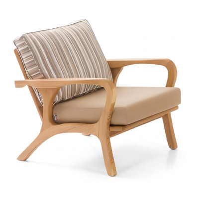 Beiger Stoff- und Holzsessel im modernen Design