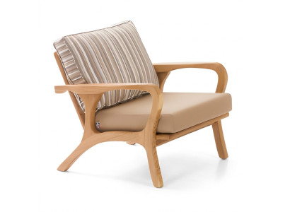 Beiger Stoff- und Holzsessel im modernen Design