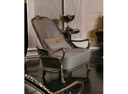 Exklusiver Sessel mit edlen Verzierungen und luxuriösem Design