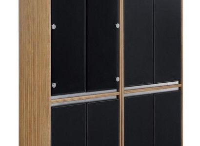 Großer Holzschrank in Naturfarben für eleganten Wohnstil