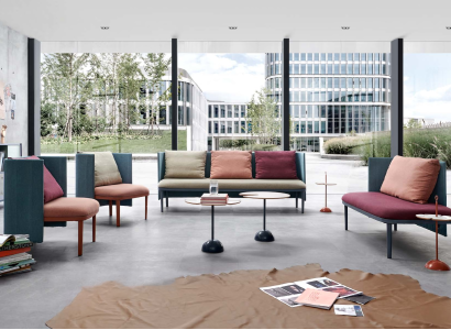 Großer grauer Chesterfield-Sofa aus Stoff mit Stahlrahmen