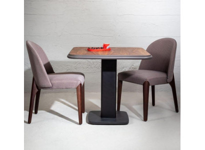 Holz-Esszimmermöbel: Quadratisch Tisch mit vier eleganten Stühlen