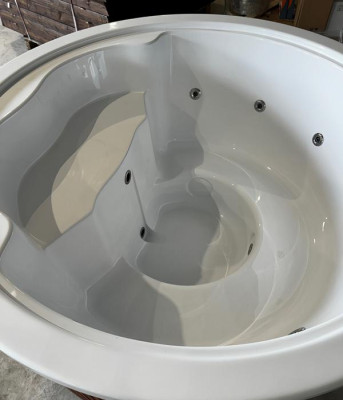 Whirlpool Badefass externer Holzofen Thermoholz luxuriöser Gartenpool Wellness