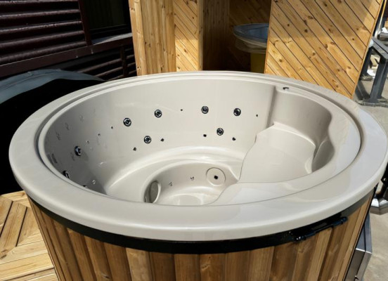 Whirlpool Badefass externer Holzofen Thermoholz luxuriöser Gartenpool Wellness
