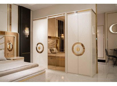 Beiger Holz-Kleiderschrank im eleganten Stil mit großzügigem Stauraum