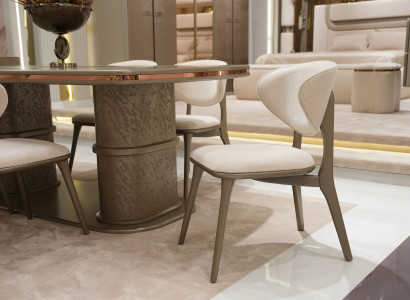 Beige Holzstuhl im modernen Design, langlebig und pflegeleicht