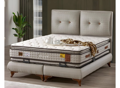 Elegantes weißes Bett mit Matratze aus Textil und Holz